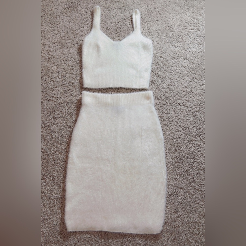 Elegant White Knit Skirt